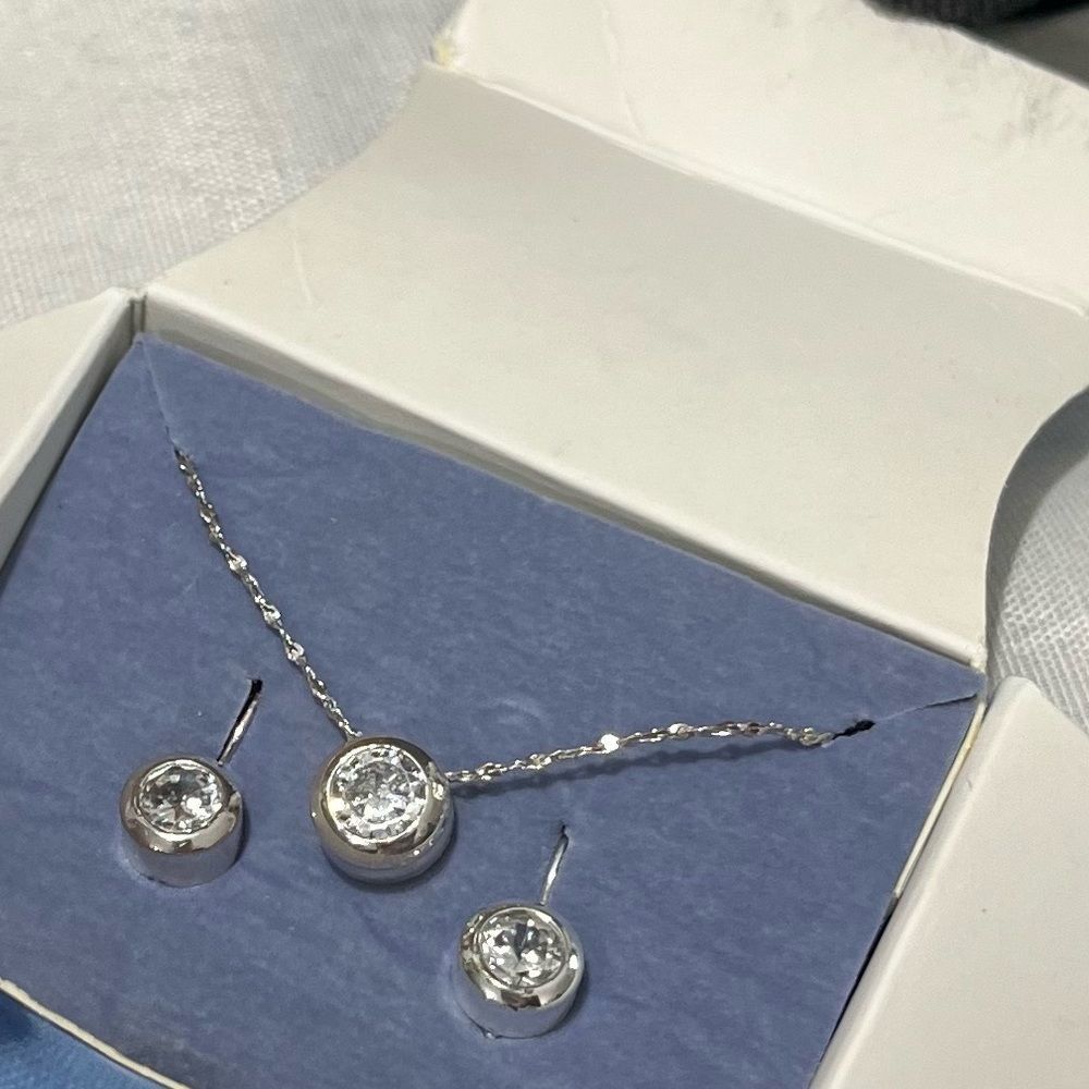 AVON EARRINGS AND NECKLACE SET - Picture 11 of 12